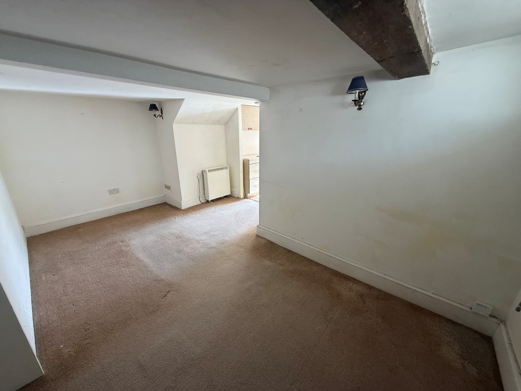 Lot: 86 - PAIR OF SHOPS AND TWO FLATS FOR REFURBISHMENT - Room two
